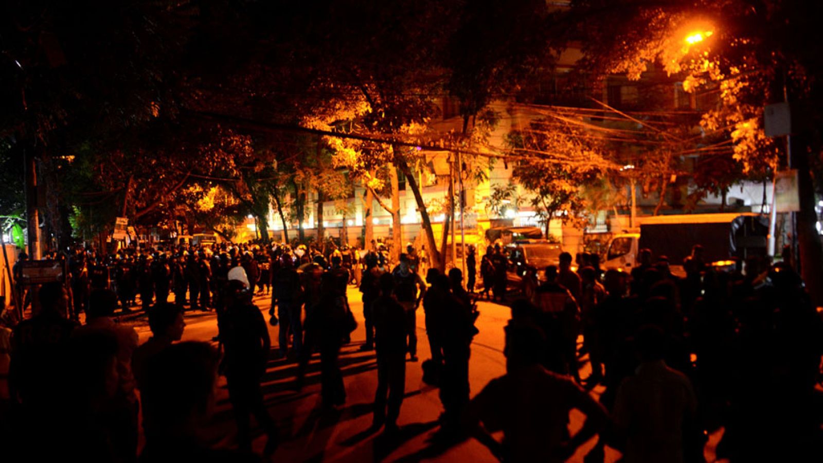 Un ataque islamista con rehenes causa, al menos, dos muertos en el corazón diplomático de Dacca (Bangladesh). | Ver