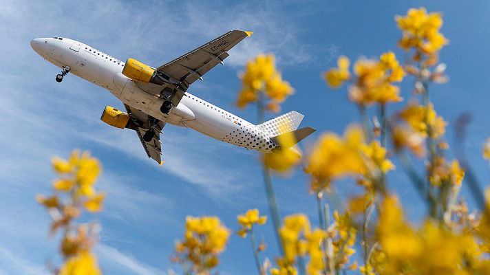 Telediario 1 - Los pasajeros de Vueling acumulan retrasos que superan las 24 horas