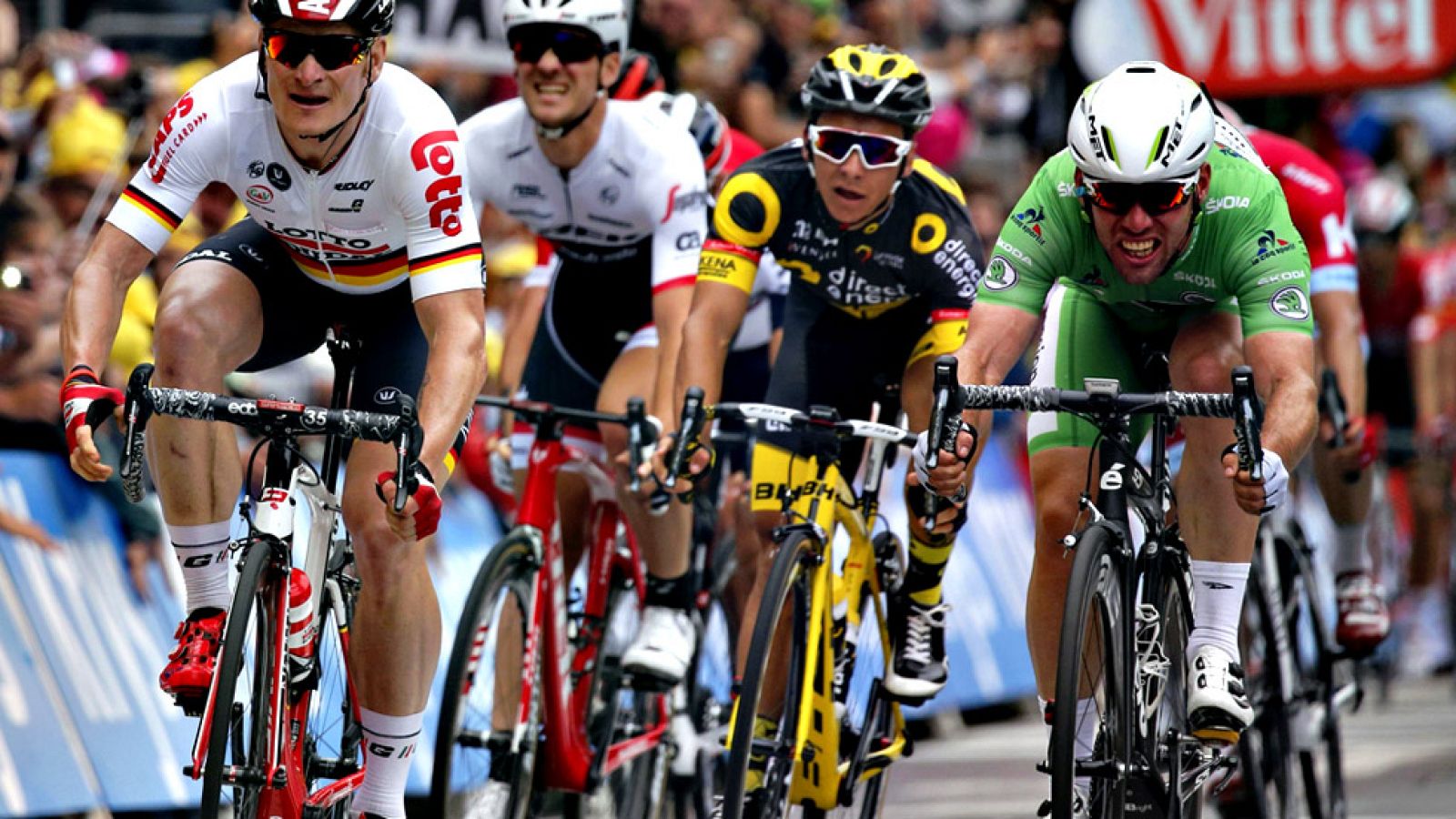 El británico Mark Cavendish, en la photo finish, sumó hoy su segundo triunfo en la presente edición del Tour de Francia, con lo que iguala con Bernard Hinault con 28 triunfos parciales, mientras que el eslovaco Peter Sagan mantiene el maillot amarill