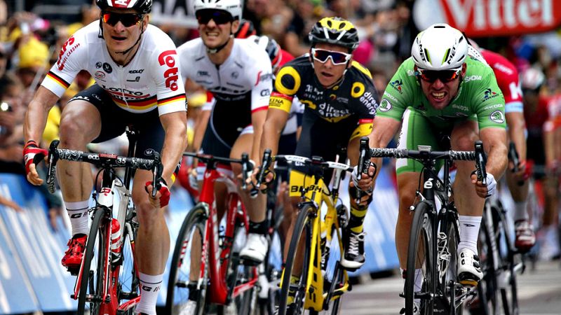 El británico Mark Cavendish, en la photo finish, sumó hoy su segundo triunfo en la presente edición del Tour de Francia, con lo que iguala con Bernard Hinault con 28 triunfos parciales, mientras que el eslovaco Peter Sagan mantiene el maillot amarill
