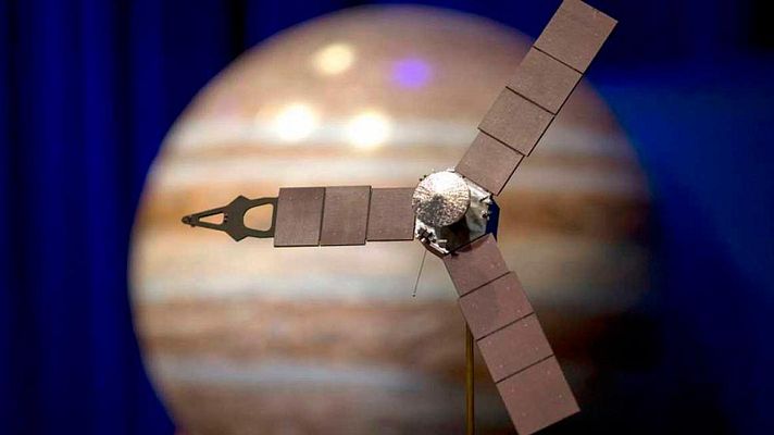 Telediario 1 - La sonda Juno hace historia y llega a la órbita de Júpiter