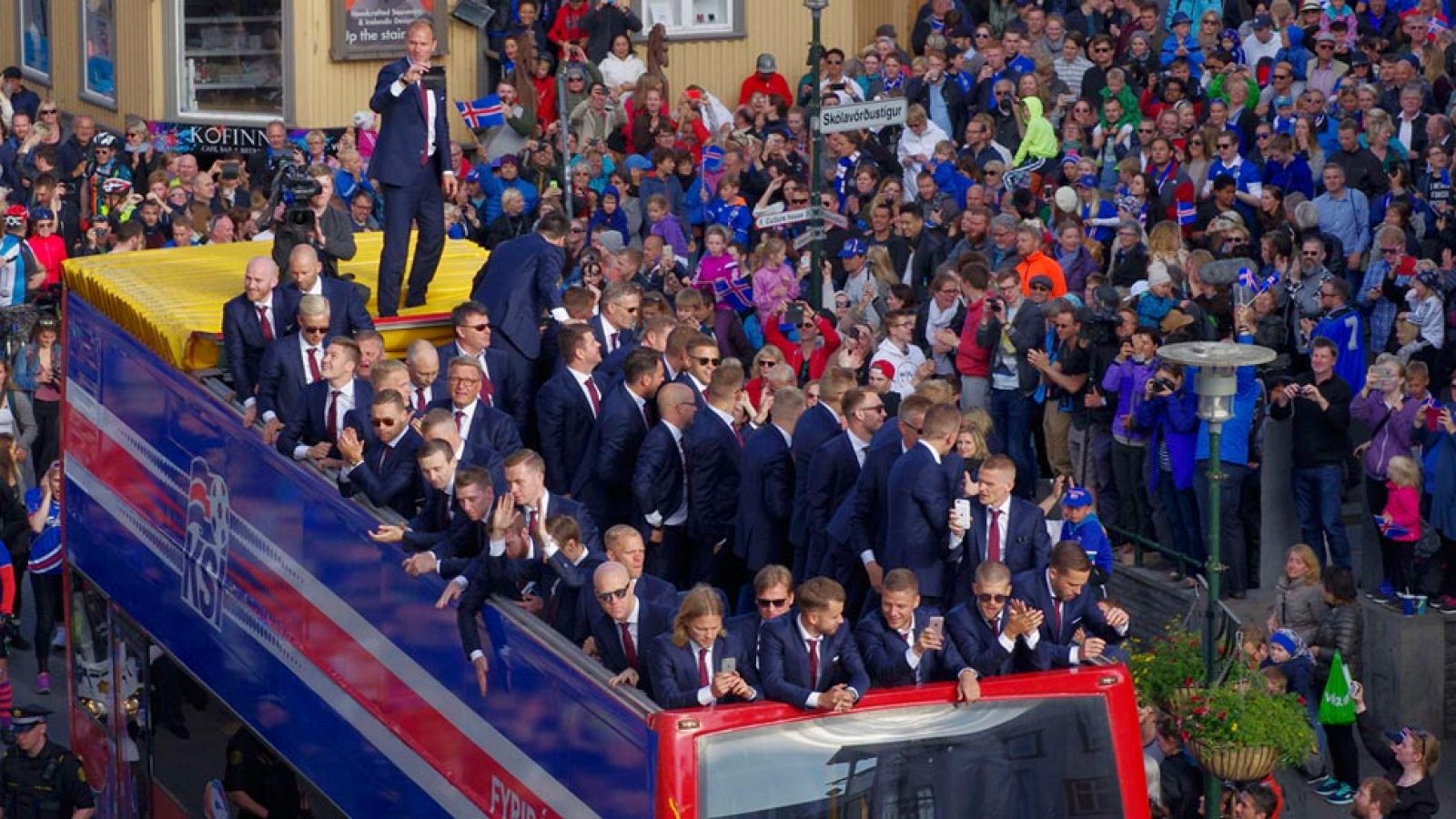 La selección islandesa ha regresado a casa tras su histórica actuación en la Eurocopa de Francia. Miles de personas han recibido en Reikiavic a los jugadores, que recorrieron las calles en un autobús descapotable.