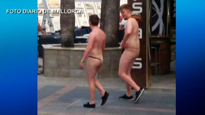 Telediario 1 - Ir sin camiseta o pantalón por Magaluf puede costar hasta 750 euros de multa