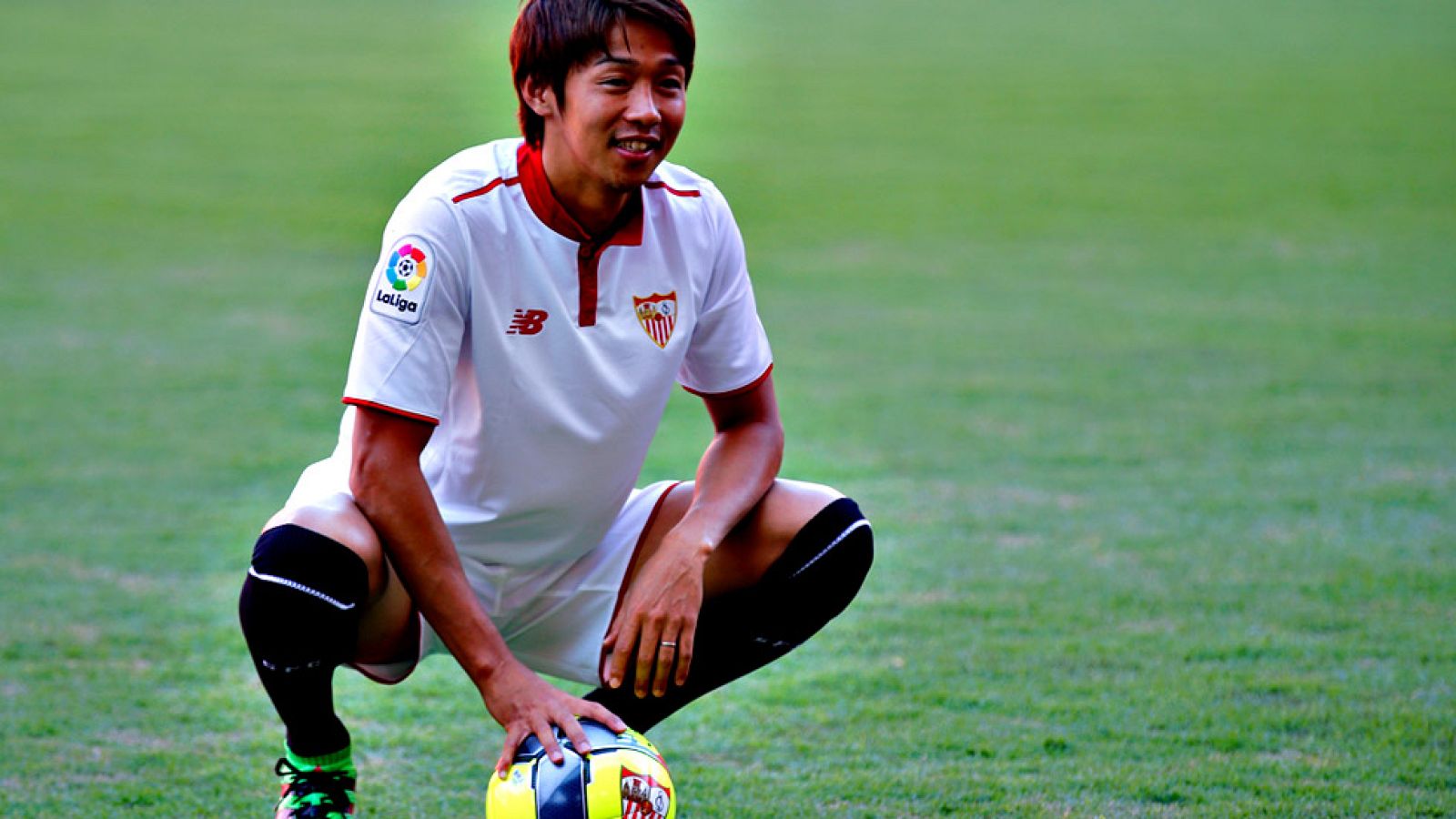 El capitán del Sevilla, Jorge Andújar 'Coke', ha asegurado hoy, antes de pasar el reconocimiento médico con el que arranca la pretemporada de su equipo, que está "con mucha ilusión por comenzar una etapa nueva y con ganas de aprender lo que quiere el