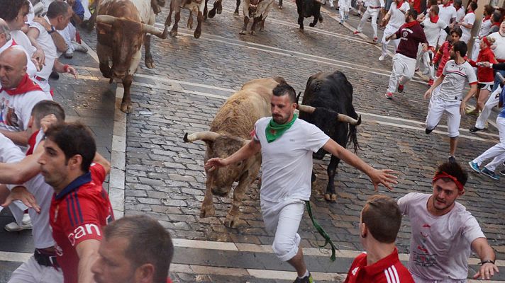 San Fermín - Un toro jabonero toma la cabeza de la manada en el primer encierro