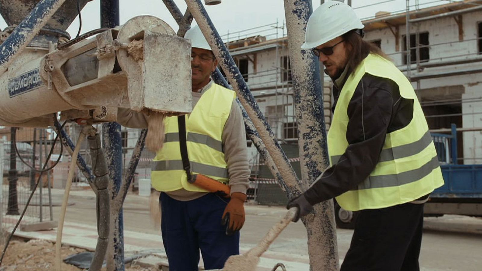Trabajo Temporal - Santiago Segura comparte mesa con sus compañeros de la obra