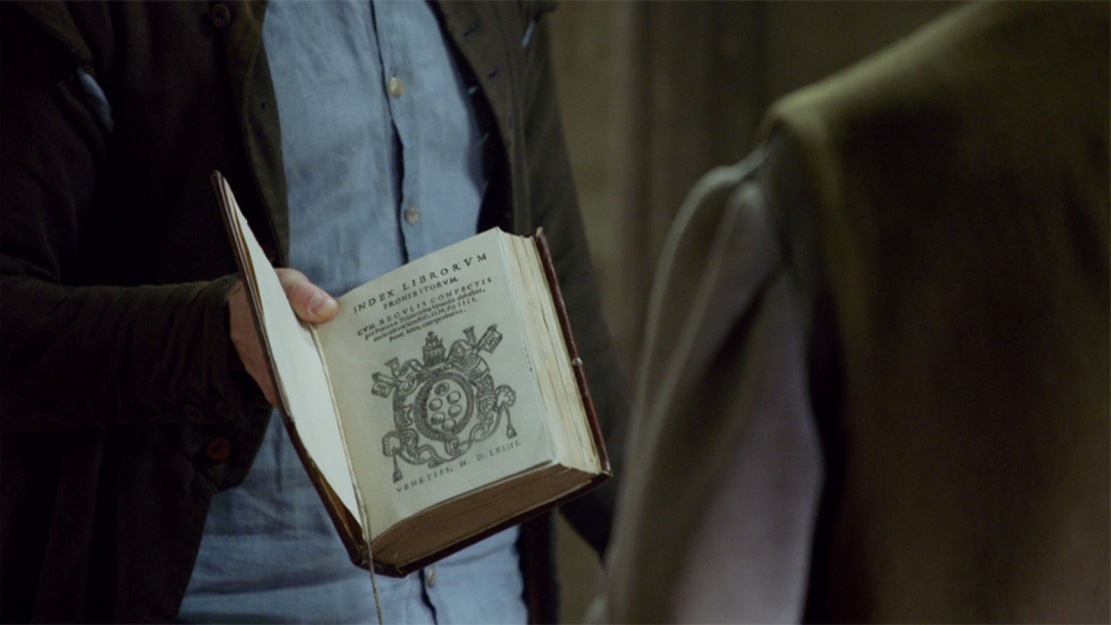 Águila Roja - Gonzalo le enseña a Cipri el Índice de libros prohibidos