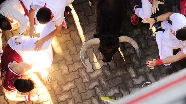 Telediario 1 - Los toros de Fuente Ymbro protagonizan un primer encierro rápido y limpio en el arranque de los Sanfermines