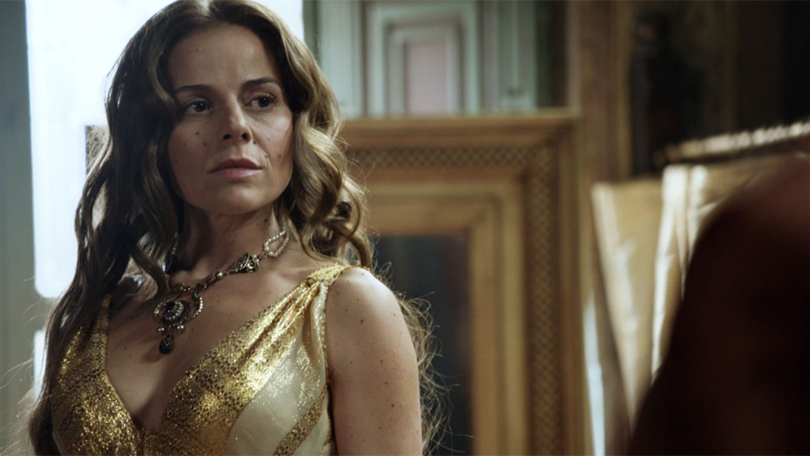 Águila Roja - Hernán cambia el vestuario de Lucrecia