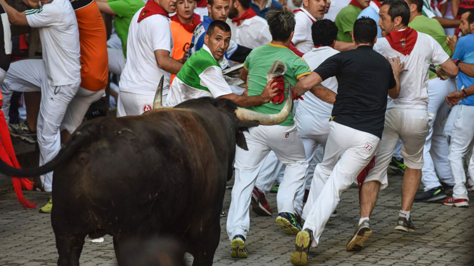 Peligro en el segundo encierro de San Fermín 2016 con dos toros sueltos