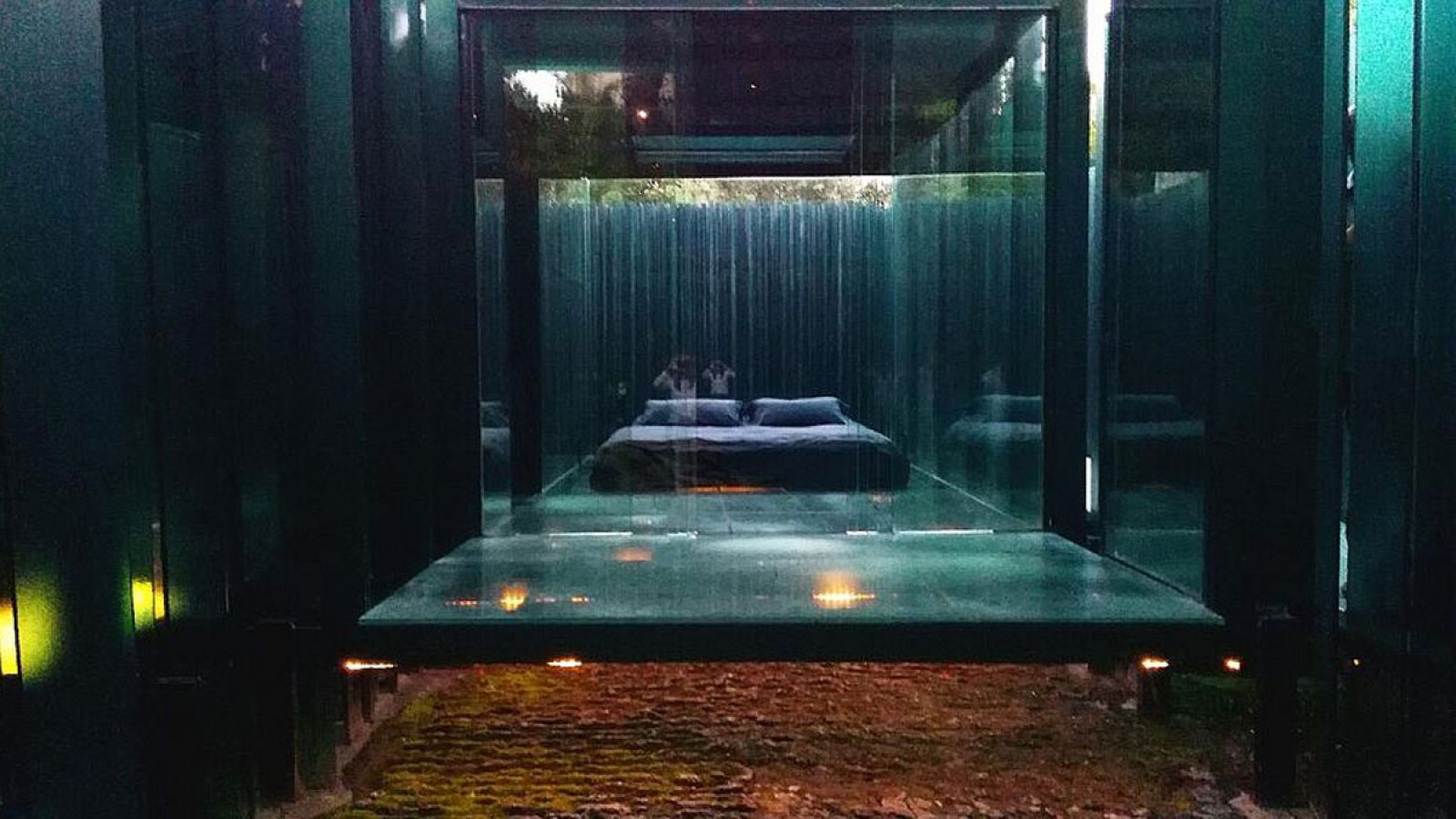 Dormir en una habitación de cristal