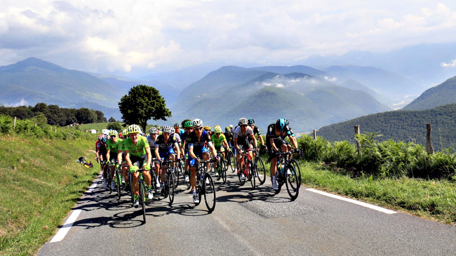 Segunda y penúltima jornada pirenaica en el Tour de Francia que, como la anterior, tiene su meta a la bajada de un puerto, aunque en esta ocasión los ciclistas deberán superar cuatro. Entre Pau y Bagnères-de-Luchon, con 184 kilómetros, la etapa comie