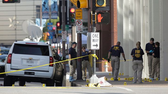 Telediario 1 - Sigue abierta la investigación sobre el tiroteo de Dallas
