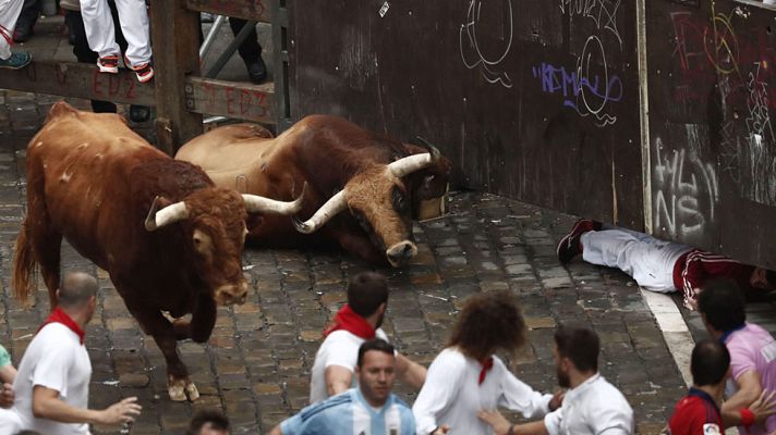 San Fermín - La velocidad y la masificación han propiciado golpes y caídas en el cuarto encierro de San Fermín 2016