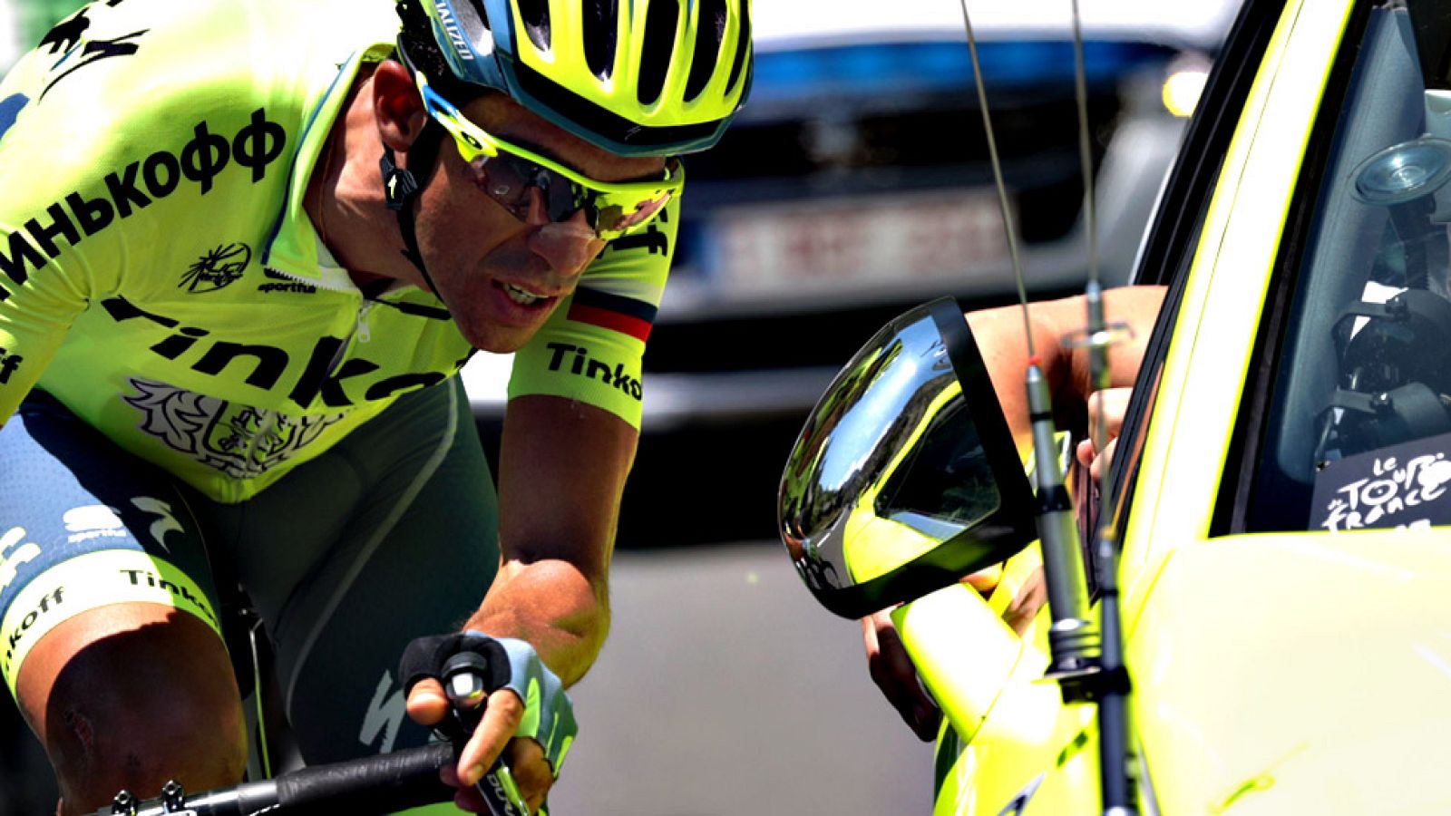 El ciclista español Alberto Contador (Tinkoff) abandonó el Tour de  Francia este domingo durante el transcurso de la novena etapa de la  carrera entre Vielha y Andorra-Arcalis, al parecer a causa de un  proceso febril.