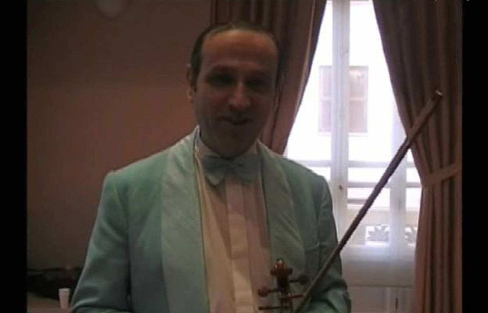 Amar - El compositor de la serie, Pedro Martínez, os desea Feliz Navidad - Amar en tiempos revueltos | Ver