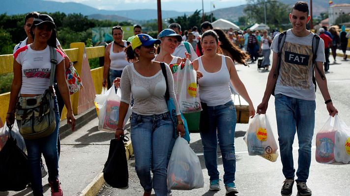 Telediario 1 - Cientos de venezolanos cruzan la frontera de Colombia en busca de medicinas y alimentos de primera necesidad