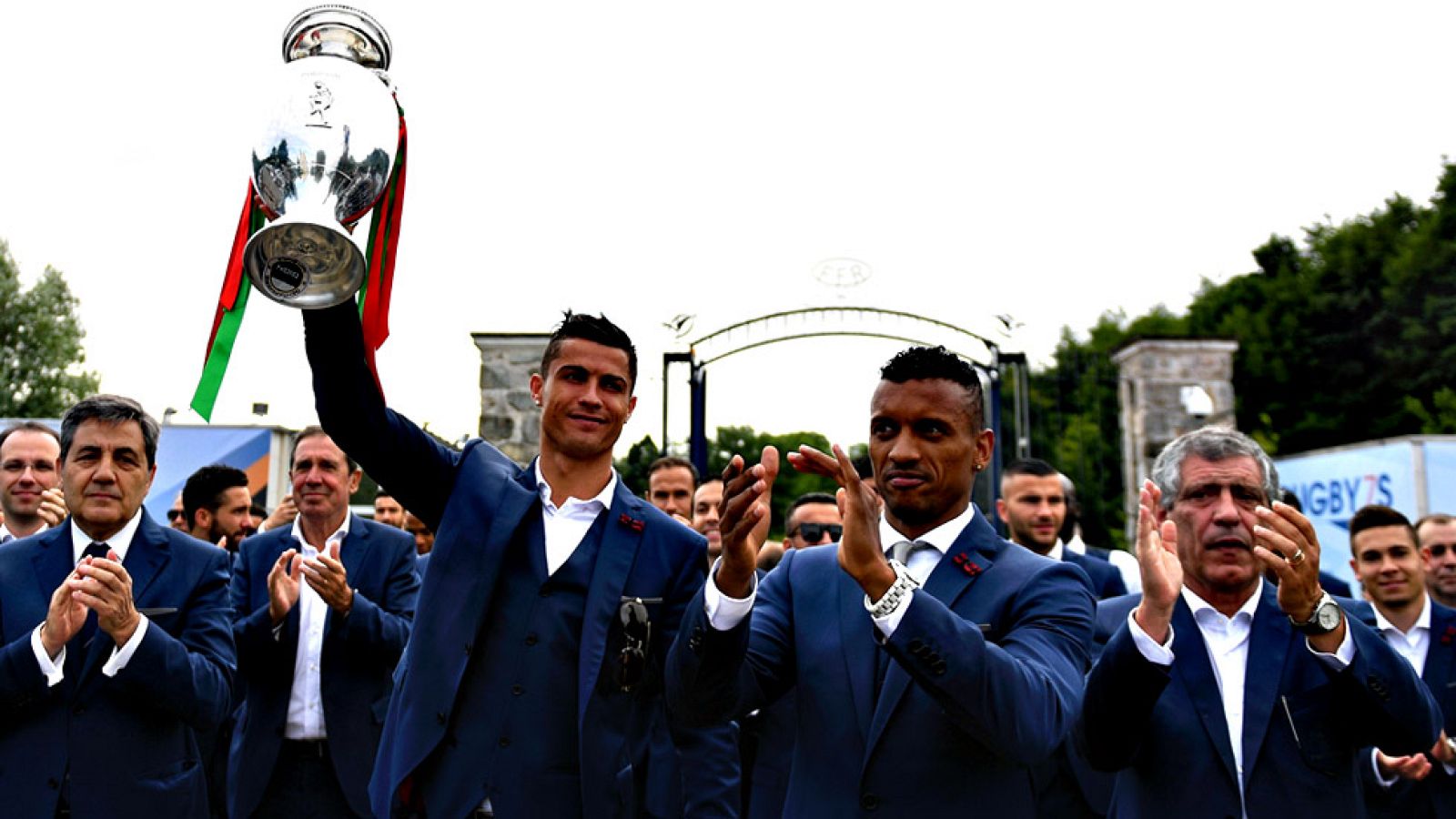 El delantero portugués del Real Madrid, Cristiano Ronaldo, podría  perderse la Supercopa de Europa ante el Sevilla del próximo 9 de  agosto en la localidad noruega de Trondheim por su lesión de rodilla  durante la final de la Eurocopa ante Francia.