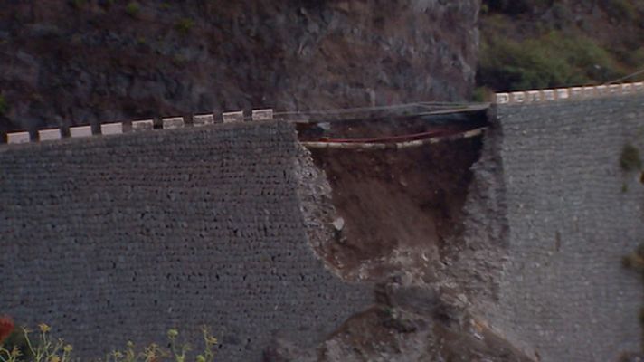 Telediario 1 - Rescatadas 174 personas tras el derrumbe de parte de una carretera en  Tenerife