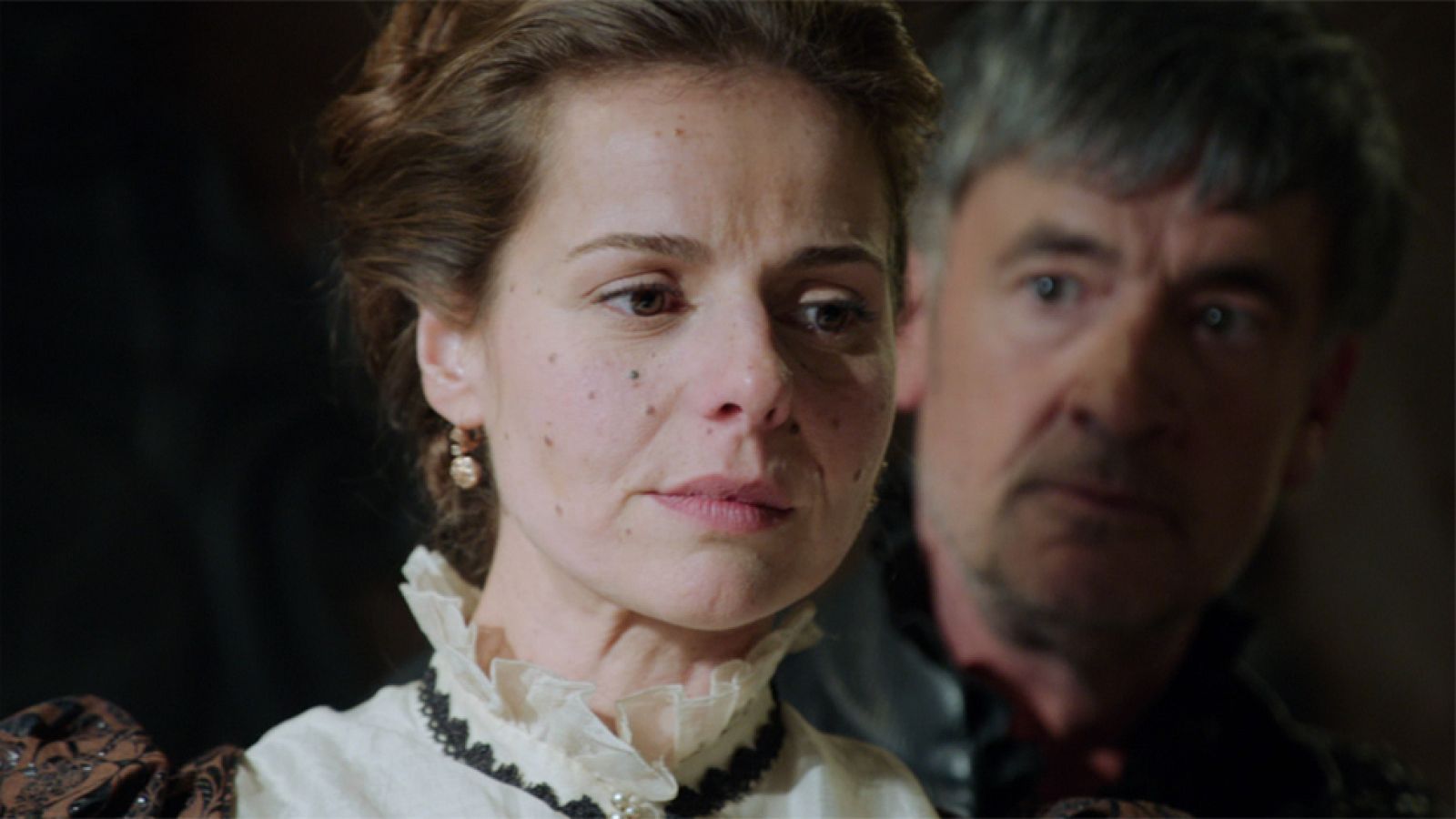 Águila Roja - Lucrecia intenta engañar a Hernán