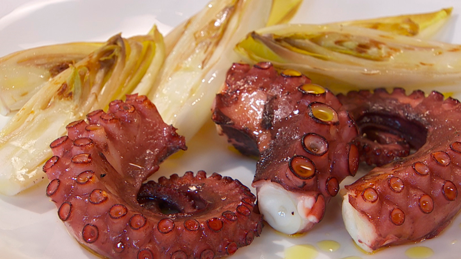 Pulpo a la brasa con endivias