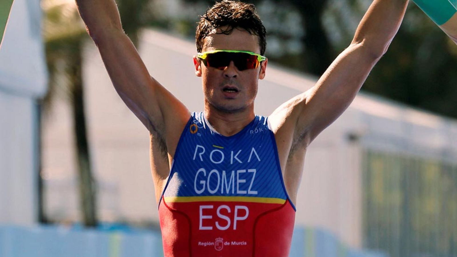 Gómez Noya se fractura el brazo y dice adiós a los Juegos | Ver