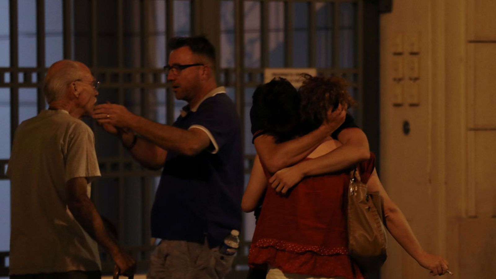 Testigos presenciales hablan de caos, confusión y decenas de cuerpos en el suelo - Informativo 24h | Ver