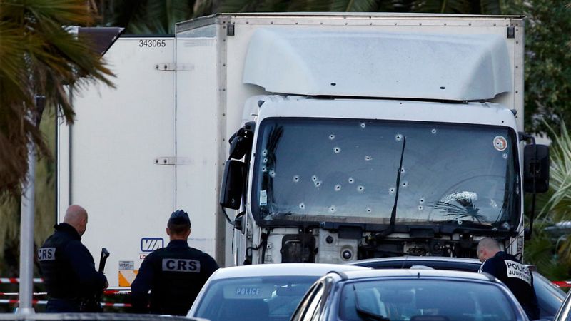 Un terrorista mata a más de 80 personas con un camión en Niza
