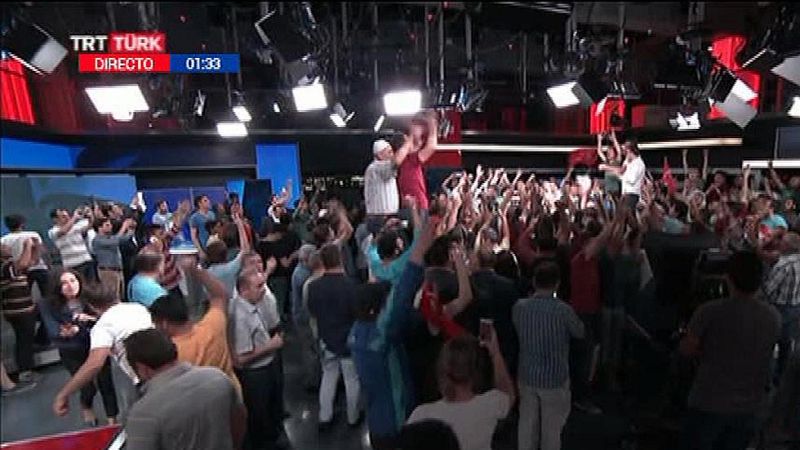 Partidarios del Gobierno celebran en la televisin pblica el fracaso del golpe