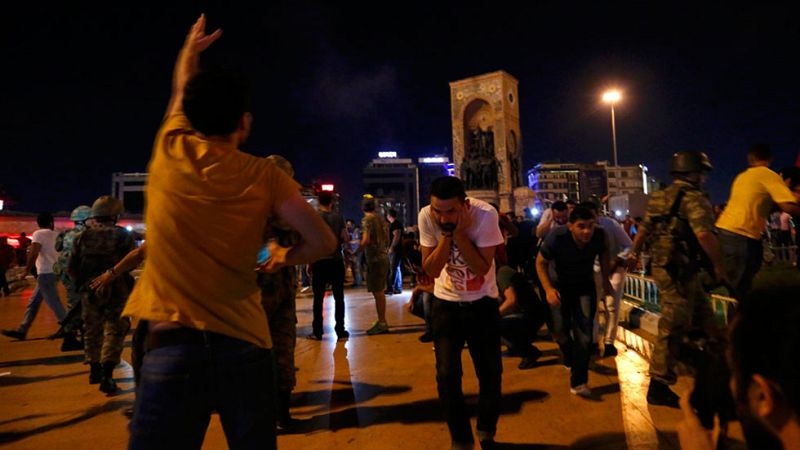 El Ejército ha disparado contra civiles en Estambul | Ver