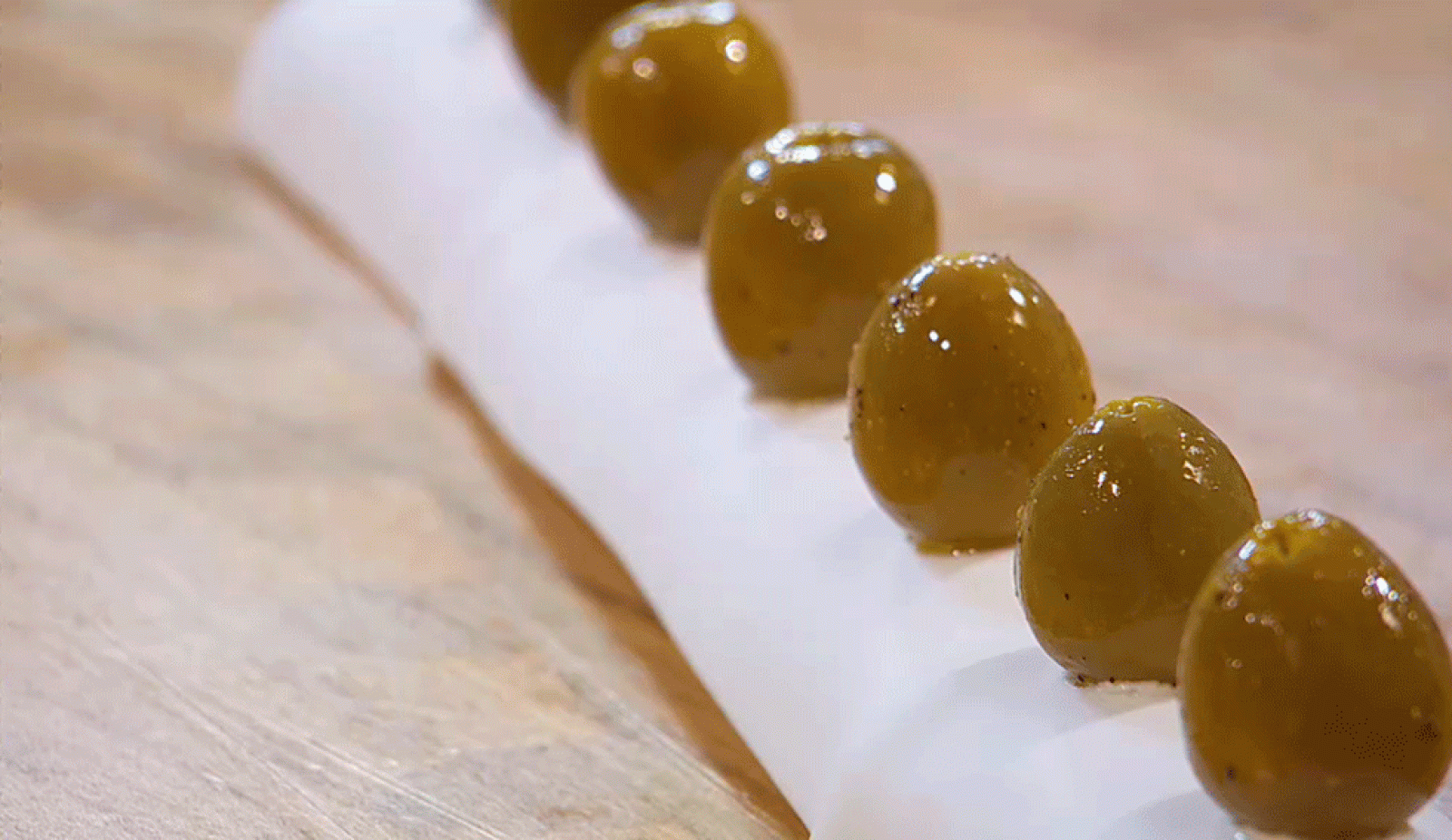 Aceitunas rellenas de mousse de anchoa