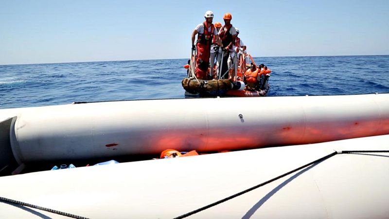 Hallan una veintena de inmigrantes muertos en una embarcación a la deriva frente a las costa de Libia