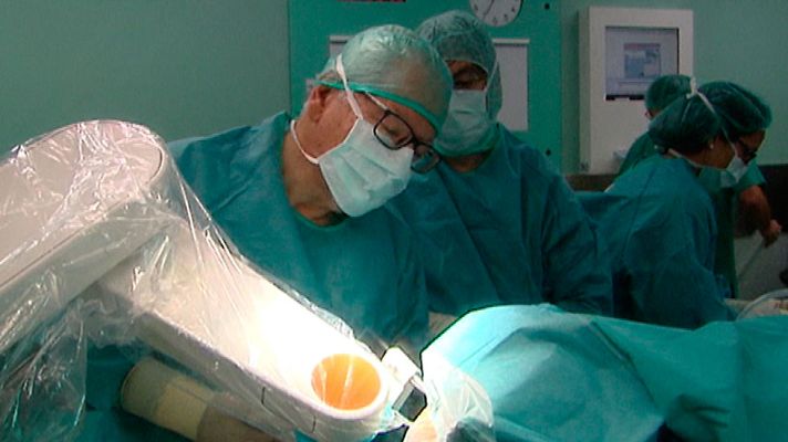 Telediario 1 - La cirugía robótica es cada vez más eficaz en trastornos neurológicos