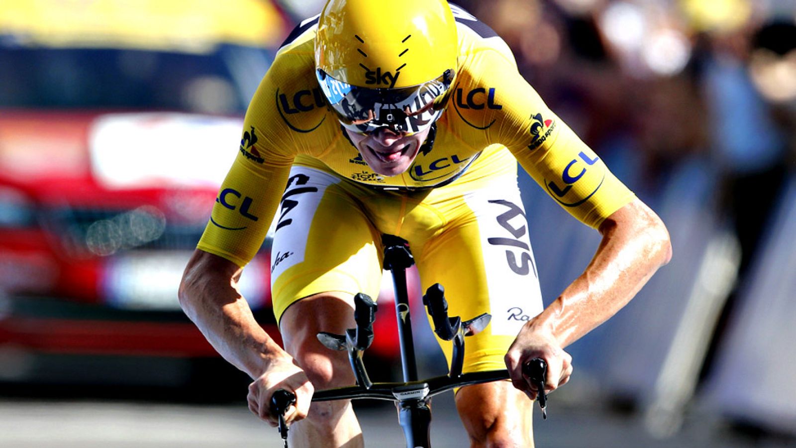 El británico Chris Froome se impuso hoy en la cronoescalada del Tour de Francia y a tres días de la llegada a los Campos Elíseos de París afianzó el liderato para lograr su tercera victoria final, la segunda consecutiva.