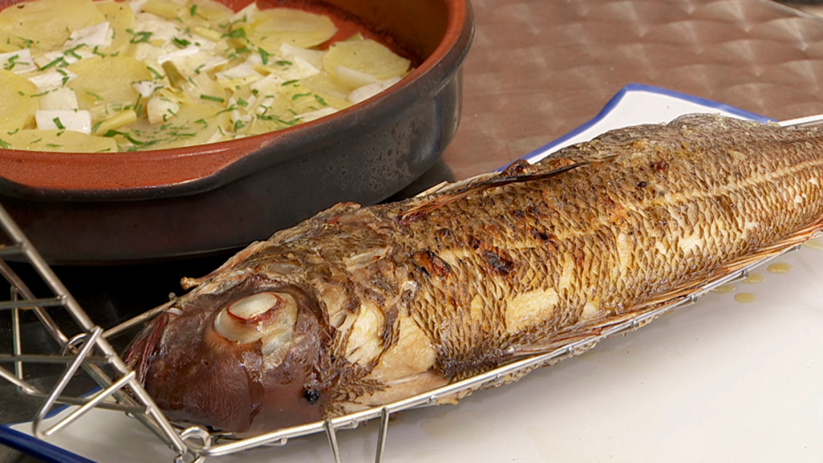 Besugo a la brasa con jamón y crema de ajo