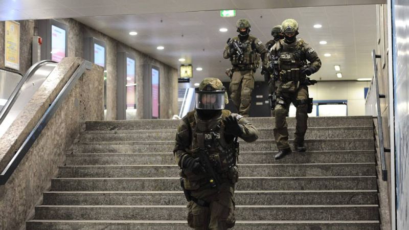Al menos cinco muertos y varios heridos en un tiroteo en un centro comercial de Múnich | Ver