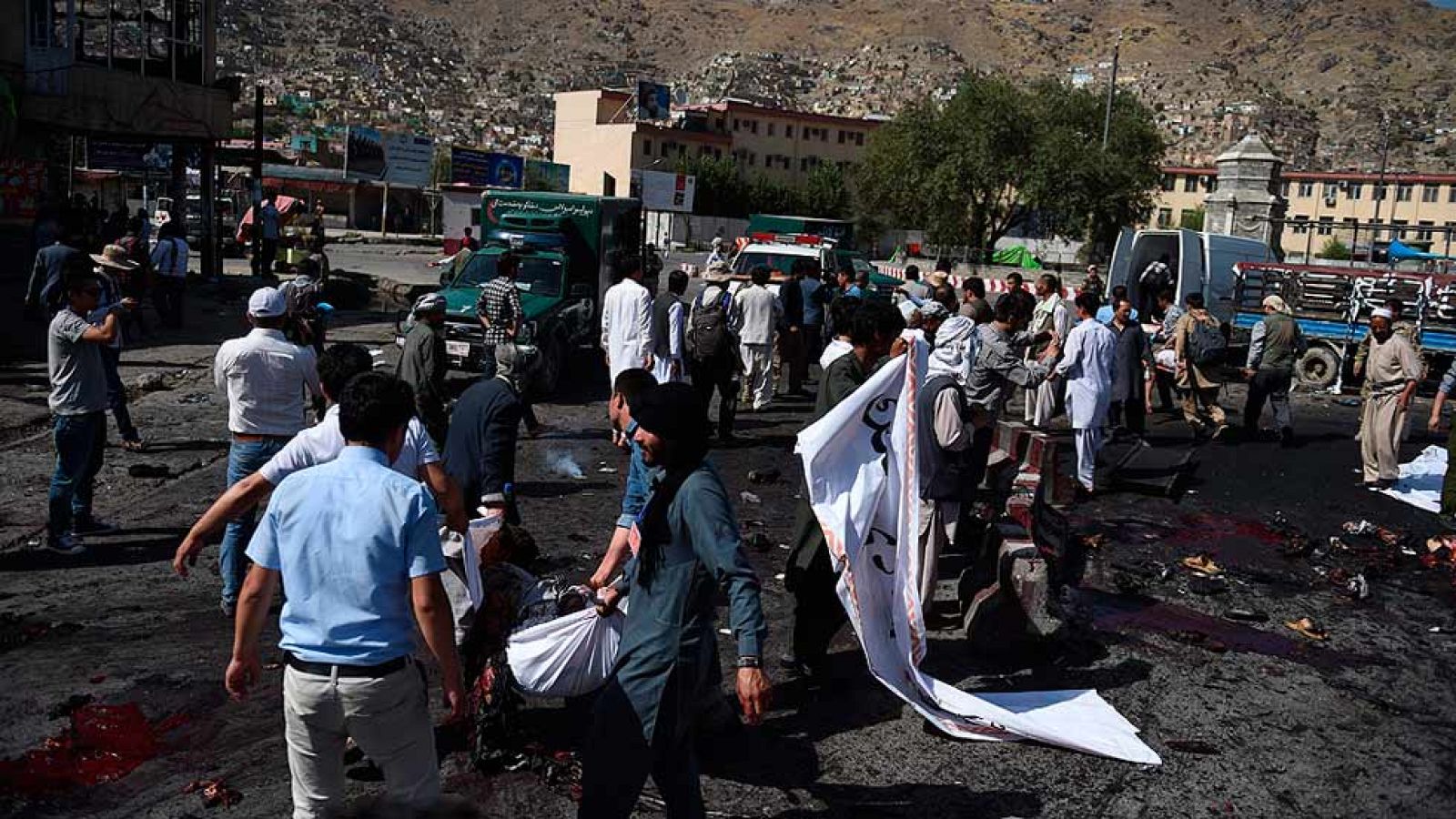 Decenas de muertos en un atentado al paso de una manifestación en Kabul