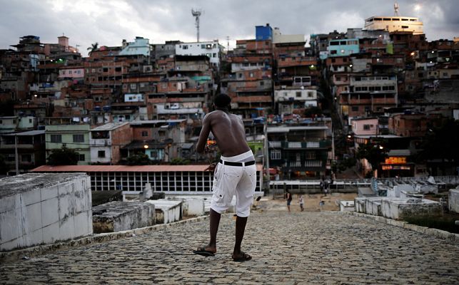 Telediario 1 - Algunas favelas de Río reciben miles de turistas