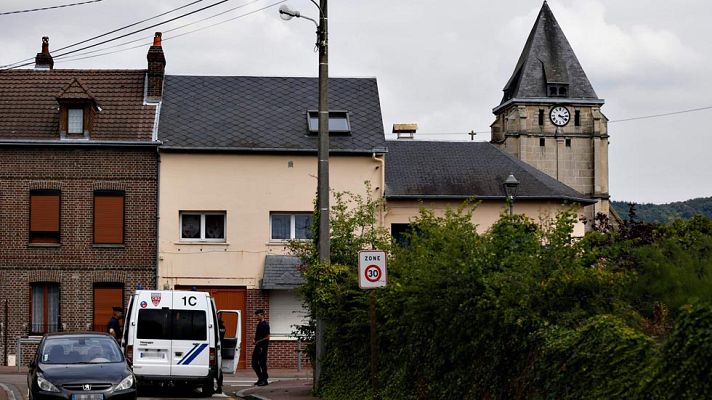 Telediario 1 - Dos yihadistas toman rehenes en una iglesia de Francia y asesinan al cura antes de ser abatidos
