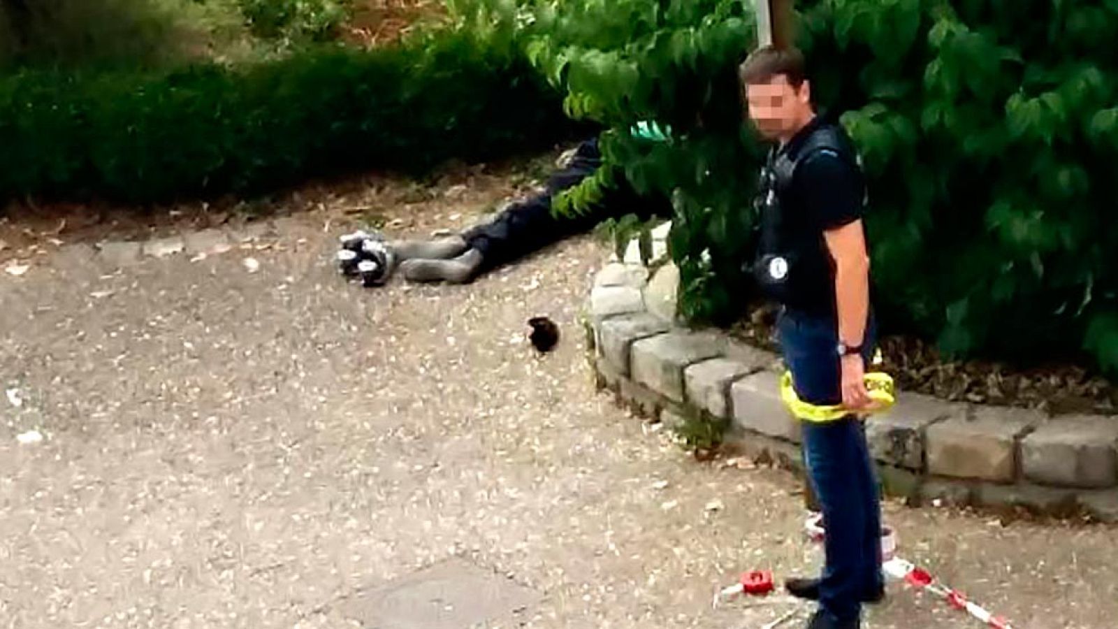 Un policía acordona la zona en torno a uno de los atcantes abatidos en Francia