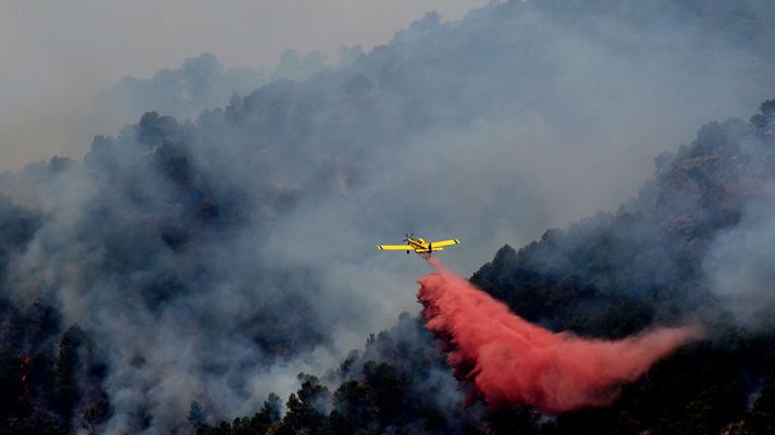 Telediario 1 - Las labores de extinción del incendio de Artana se centran en el frente que amenaza a la Sierra de Espadán