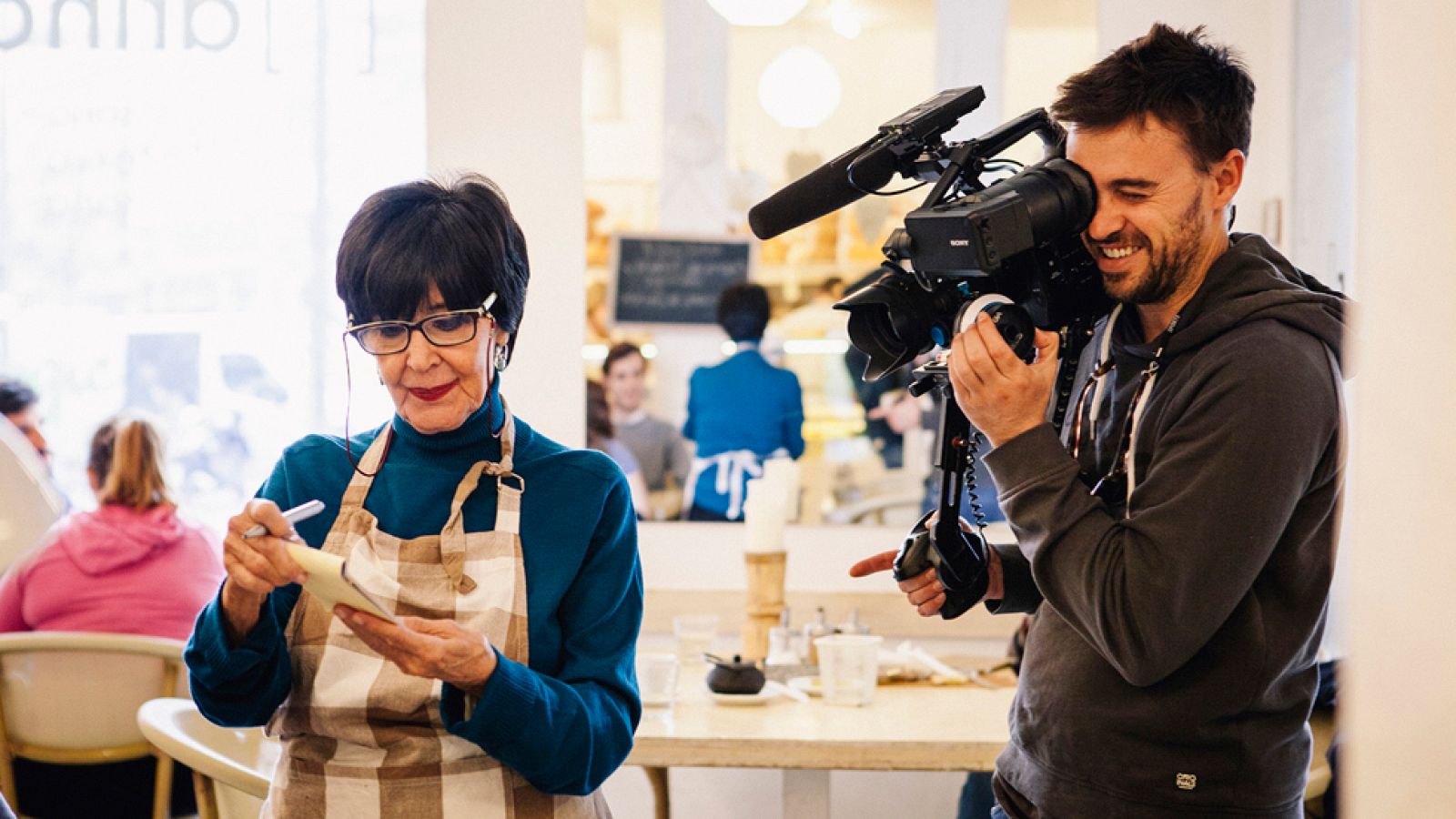 Trabajo Temporal - Concha Velasco atiende a los clientes con una sonrisa