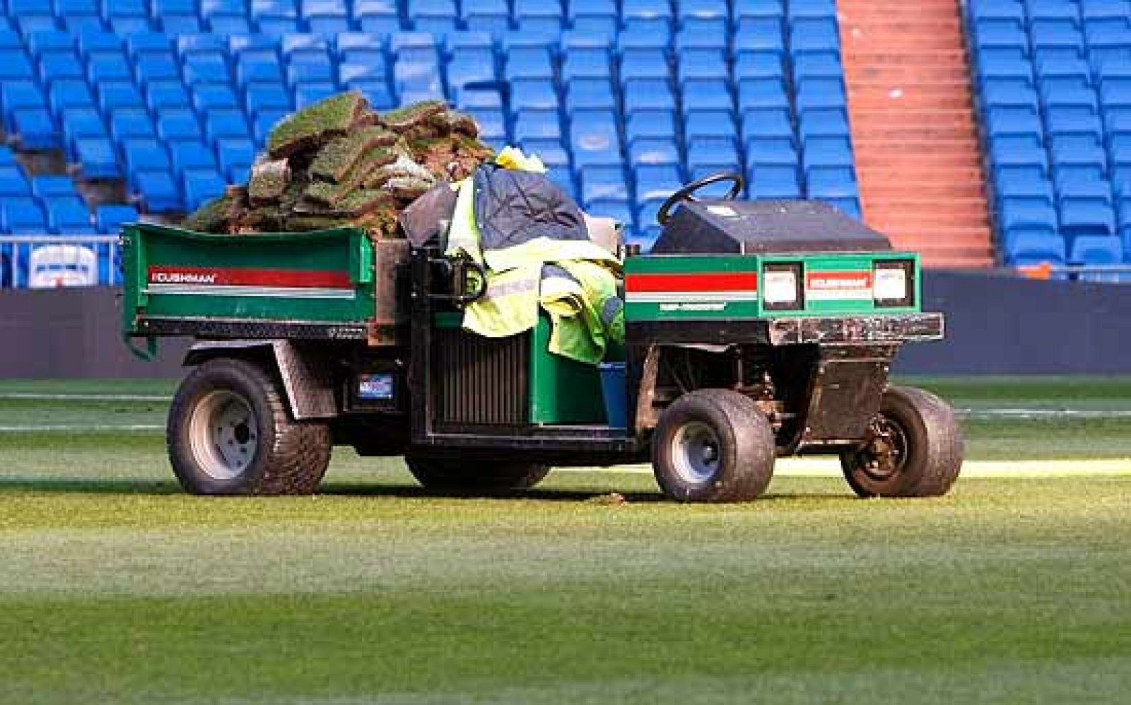 El Real Madrid ha aprovechado el parón navideño para cambiar el césped de su estadio, bastante maltratado por la acumulación de partidos. La hierba del Santiago Bernabéu luce ahora fresca y esplendorosa.