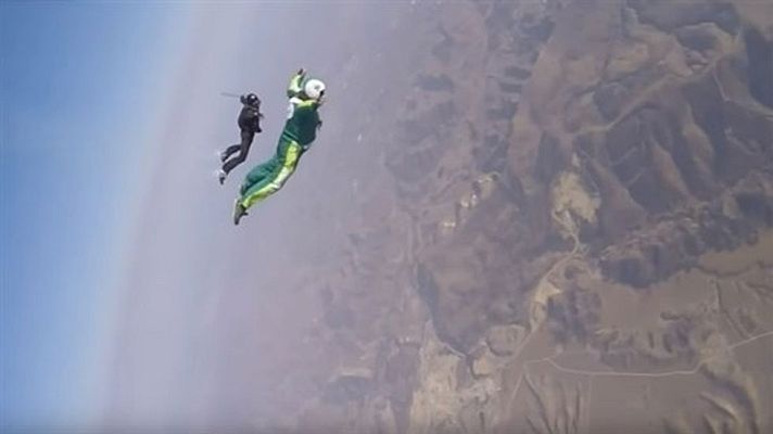 Informativo 24h - El estadounidense Luke Aikins bate el récord al saltar sin paracaídas desde 7.620 metros