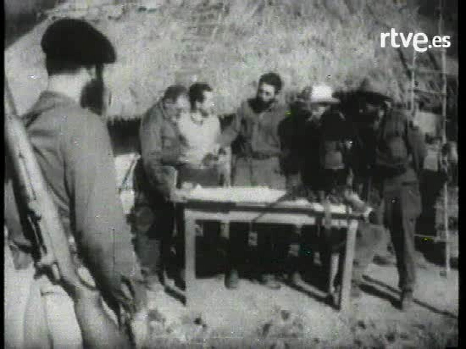 Fidel Castro en Sierra Maestra con otros comandantes guerrilleros - Fue noticia en el Archivo de RTVE | Ver