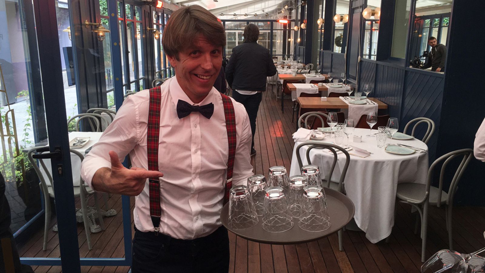 Trabajo Temporal - 'El Cordobés' lava los platos a ritmo de bachata