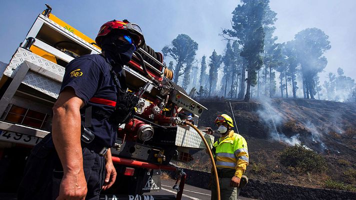 Informativo 24h - El fuego de La Palma alcanza la ladera este y cubre Fuencaliente de humo