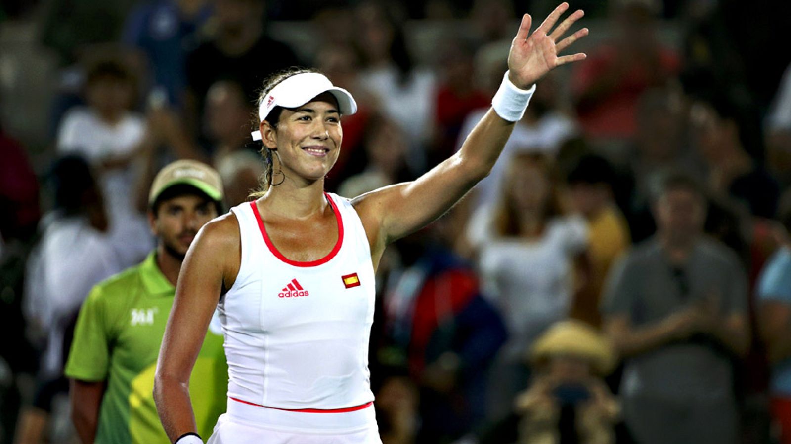 El tenista española Garbiñe Muguruza solventó con galones su  estreno este domingo en el cuadro individual del torneo olímpico de  Río de Janeiro, donde venció (6-2, 6-2) a la rumana Andreea Mitu para  alcanzar una segunda ronda en la que se medirá c