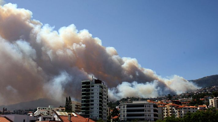 Telediario 1 - Un incendio sin control alcanza las casas de Funchal, en la isla portuguesa de Madeira