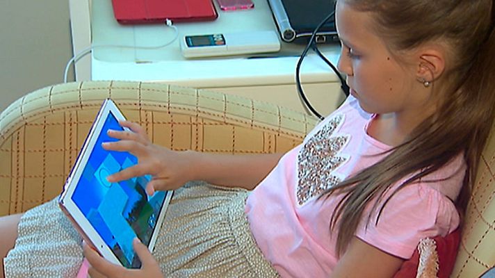 Telediario 1 - Móviles, tablets y videoconsolas ocupan gran parte del ocio de los más pequeños